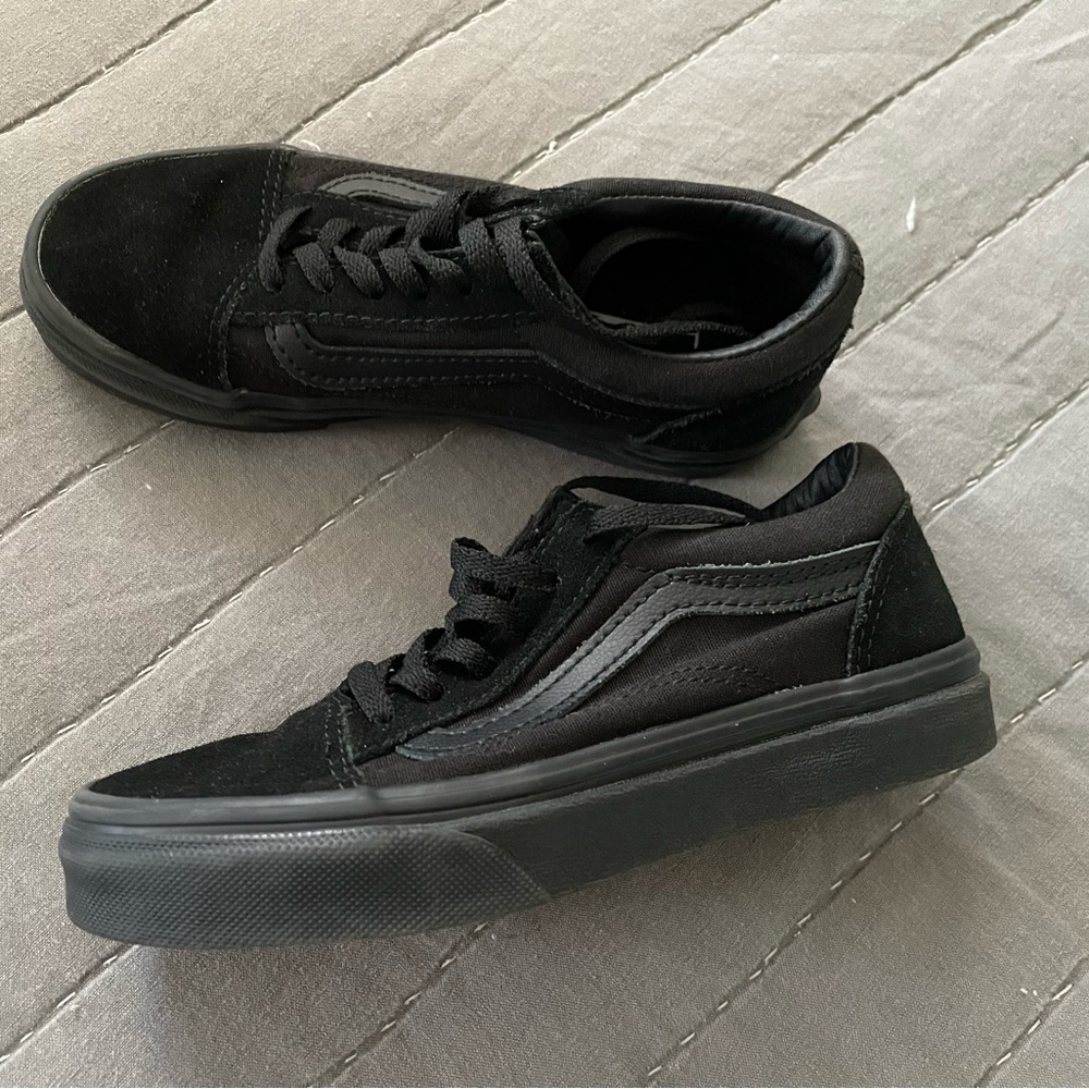 Vans kids ward low tops (black, size 1) worn once